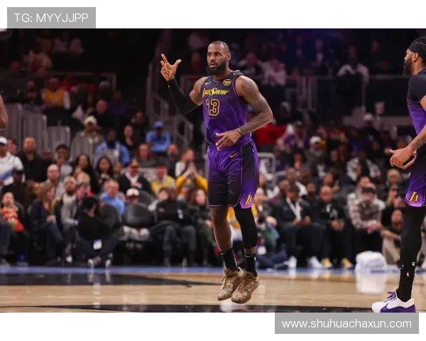 詹姆斯复出帮助湖人战胜快船 揭幕战引爆全场激情